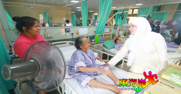 元首后东姑阿兹札（右）在关丹中央医院女病房，慰问就医老妇人。