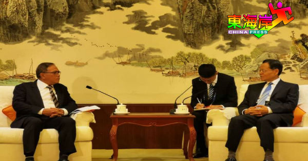 旺罗斯迪(左)拜会广西壮族自治区政府主席陈武(右),交换促进经贸意见。