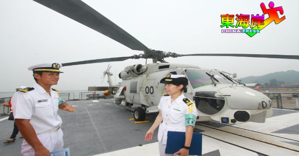 具多用驱逐舰的“朝雾号”护卫舰（DD-151）备有SH-60J“海鹰”舰载直升机。