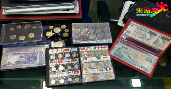 警方在嫌犯住家中搜获大批古币钱钞。