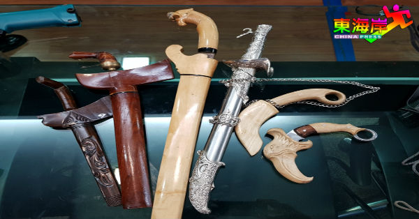 嫌犯干下破窃案时，连屋主珍藏的各种武器也照偷。