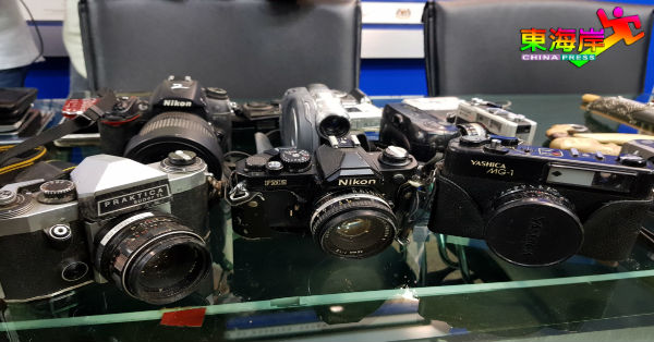 破门爆窃案中的失窃财物包括事主珍藏的各类旧式相机。