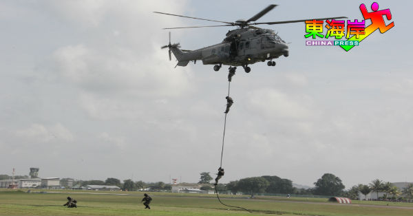 特战队动作灵敏的从直升机借助绳索快速着陆。