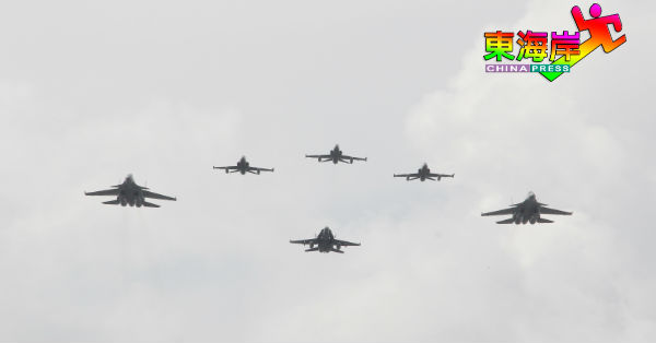 由5辆不同型号类别战斗机、训练机组成的飞翔队，在基地上空展示各自雄姿。
