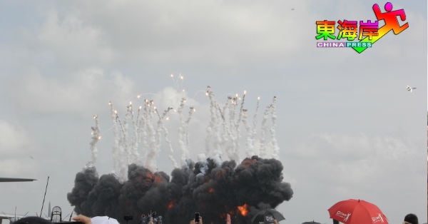 大马皇家空军开放日典礼上，5军机飞翔而过时燃放烟火炸物，非常壮观。
