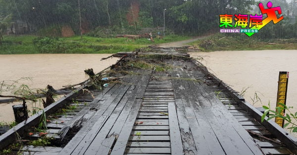 林明通往横港的旧木桥因河水高涨，而卡满树枝杂物，无法通行。
