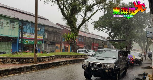 迈入雨季的林明山镇，全天候雨水不断。