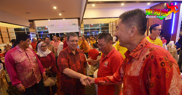 彭亨州福州十邑会馆会长夏福利(右起)及署理会长黄养德,与赛夫丁握手问好。