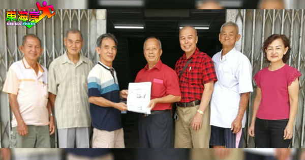 黎天生(中)移交1万1000令吉的义款予周益仁。左起:曾国来、许吉坤、周益仁、黎天生、黎宏章、谭伙光、谭美玉。