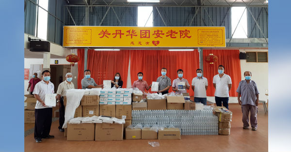 黄崇洸(左6)代表关丹华团移交6万令吉防疫物资予再阿玛,左起符气铭、龙兆宏、梁永庆、潘祥婉、蔡永祥、吴德安、陈贵龙及汤发东。