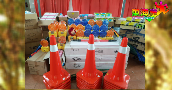 关丹华团联合会为关丹警方新冠肺炎红区前线团队捐出约5万令吉防疫及安全设备物资。