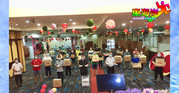 黄崇洸(前排左5)率关丹华团执委、义工宣布“一日一盒饭”行动宣告圆满结束,前排左起符气铭、陈贵龙、蔡永祥、黄智祥及黄彦杰。