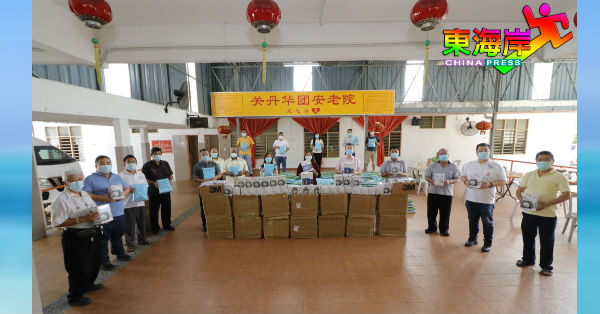 黄崇洸（前排左9）率领关丹华团执委移交防疫物资予关丹中央医院代表潘祥婉医生。