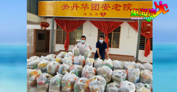 关丹华团福利主任符气铭（左）及关丹妮华娜集团董事经理拿督黄钟兴将援助物资整齐排列。
