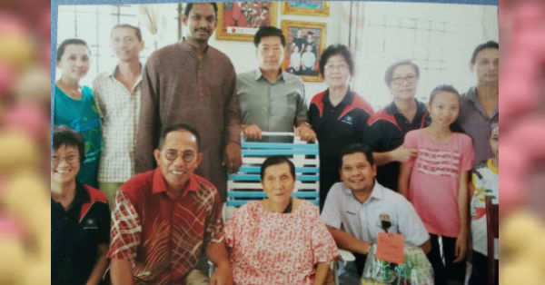 阿布峇卡（前排左2）曾应马华北根区会探访居民活动上，亲自登门造访居民，后排左4为陈延明。