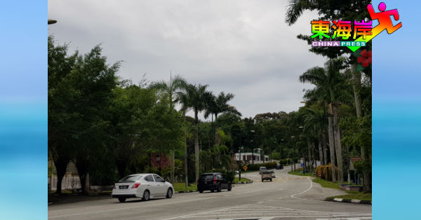 不少民众趁周末驱车到关丹直落尖不叻海边兜风解闷。