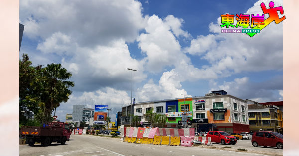 武吉士基劳施工中的关丹市一站式“中央排污系统”工程区,已加高安全防撞墩。