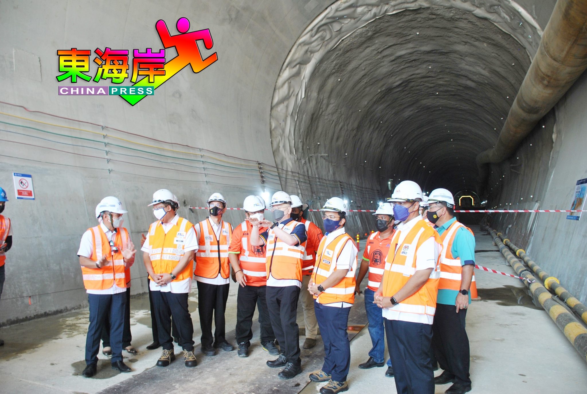 魏家祥（前右3）和贵宾们参观云顶隧道的人口处工程，左2为廖中莱。