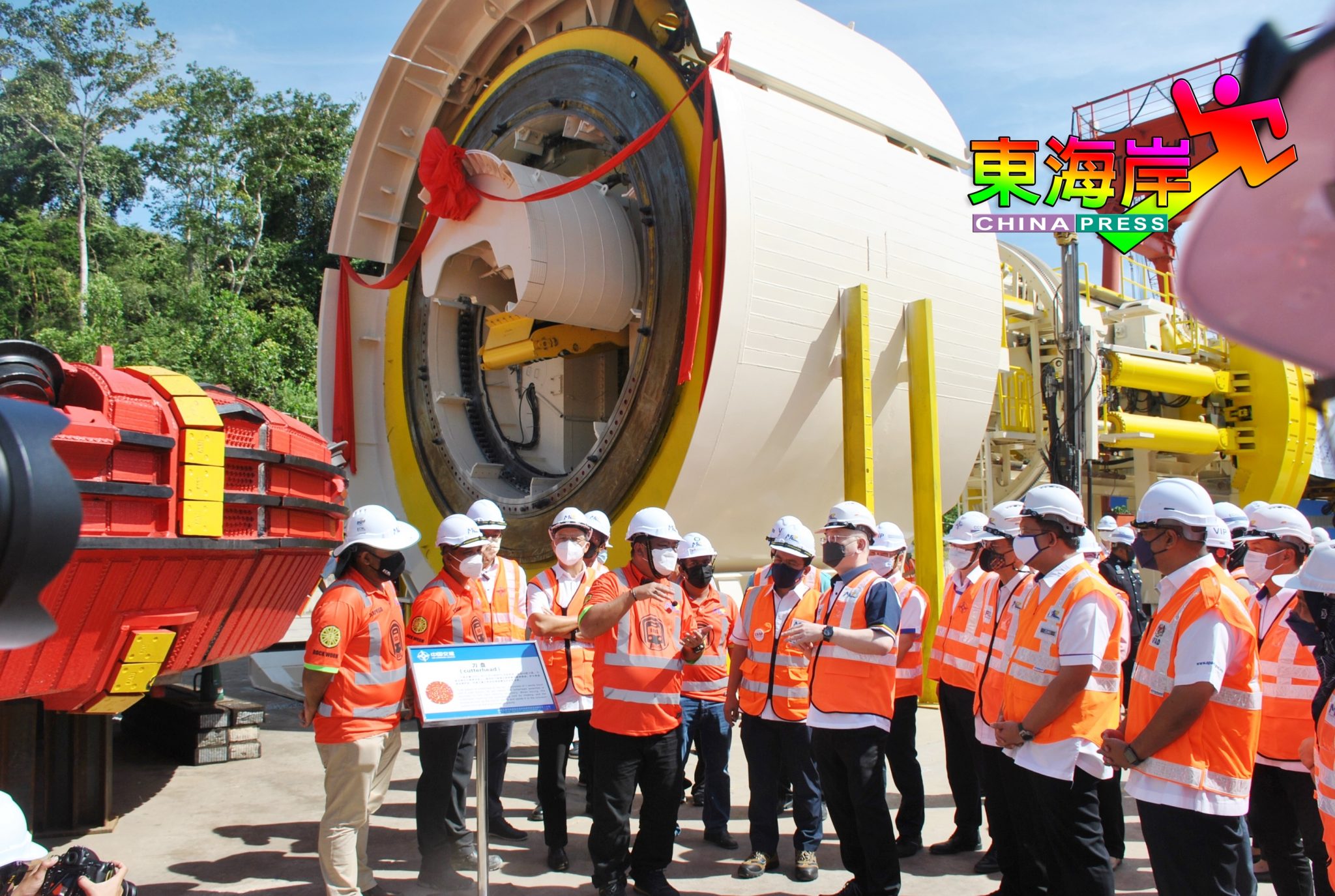魏家祥和贵宾们参观隧道掘进机（TBM），听取项目工程负责人汇报。
