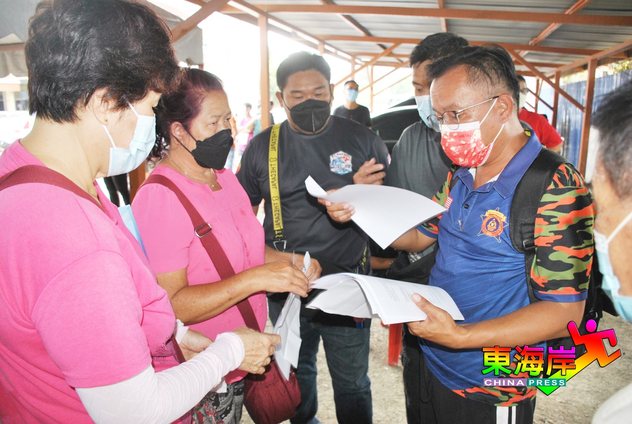没有获得援助金的灾民纷纷向林胜鸿村长（右）做出投诉，要求协助。