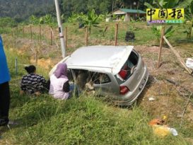 休旅車失控撞溝渠  路過者給予援助