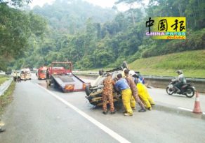 轿车雨中翻覆  司机受伤被救出
