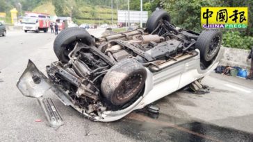 加叻大道休旅车翻覆  车内两人被救出