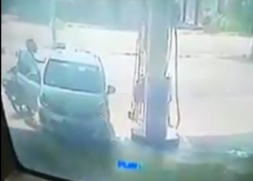 下车打油没锁车门 妇女被偷手提袋（有视频）