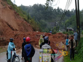 长命雨金马仑土崩 山泥淹路货卡险被埋