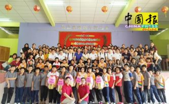 立卑中华华校制服团体营  84学生  完成集训