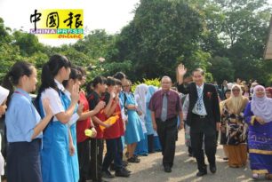 吉打里中学高级数学老师  黄有能荣休 师生不舍