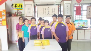 法炬山僧众亲手制做   近930盒月饼  赠70团体