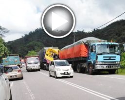 拖格撞拖格  造成道路堵塞（有视频）