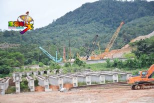 加叻路本鲁斯大桥附近    　周三起安置桥梁横梁