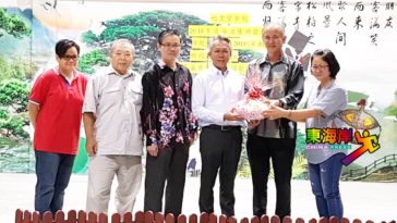 莅临地里望华小毕业礼      黄德吁学生努力求学
