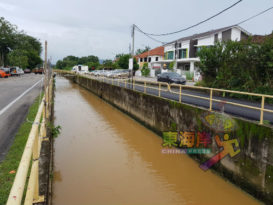 连日雨 恐甘榜爪哇大沟渠积水倒流 居民促确保下游排水口通畅