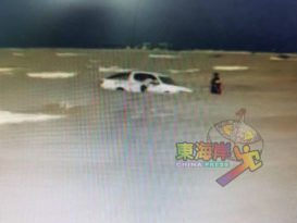 陷入软沙遇涨潮 货卡逛沙滩 泡海水