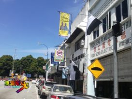 庆贺苏丹阿都拉继任 　商家政府机构 挂州旗（有视频）