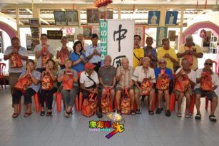 送暖活动不停歇 访文冬老人院送爱心（有视频）