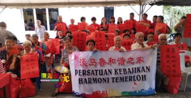 文冬雀友俱乐部施赠100弱势群体