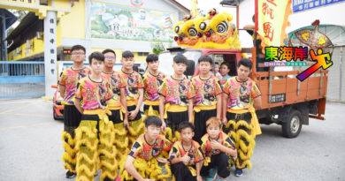 文冬醒狮团    为新狮开光点睛