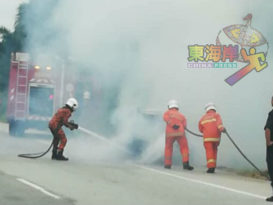 行驶中着火 大火瞬间吞噬轿车