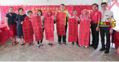 立卑美拿华校庆新春     各族学生挥毫填色