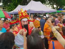 黄金周末”最后冲刺 巴刹早市人挤人