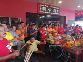 行情不好要更旺  登关帝庙添加舞龙派红包
