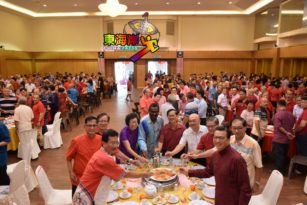 出席文冬马华团拜 久违了，廖中莱 （有视频）