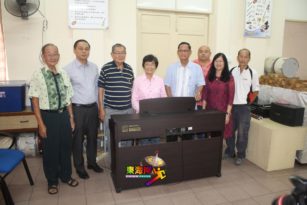 3代情牵启文上午校校友捐2万提升音乐室
