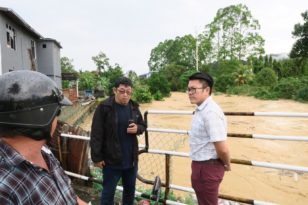 州议员巡文冬水灾金马苏灾情严重（有视频）