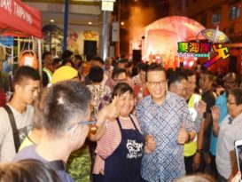 廖中莱重返文化街  小贩市民纷纷要求合拍