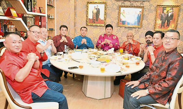 许建登（右）、张赈琮（右3）、古润金（右5起）及胡荣兴等，出席马 来西亚一带一路委员会办事处揭牌仪式，现场一片喜气洋洋。